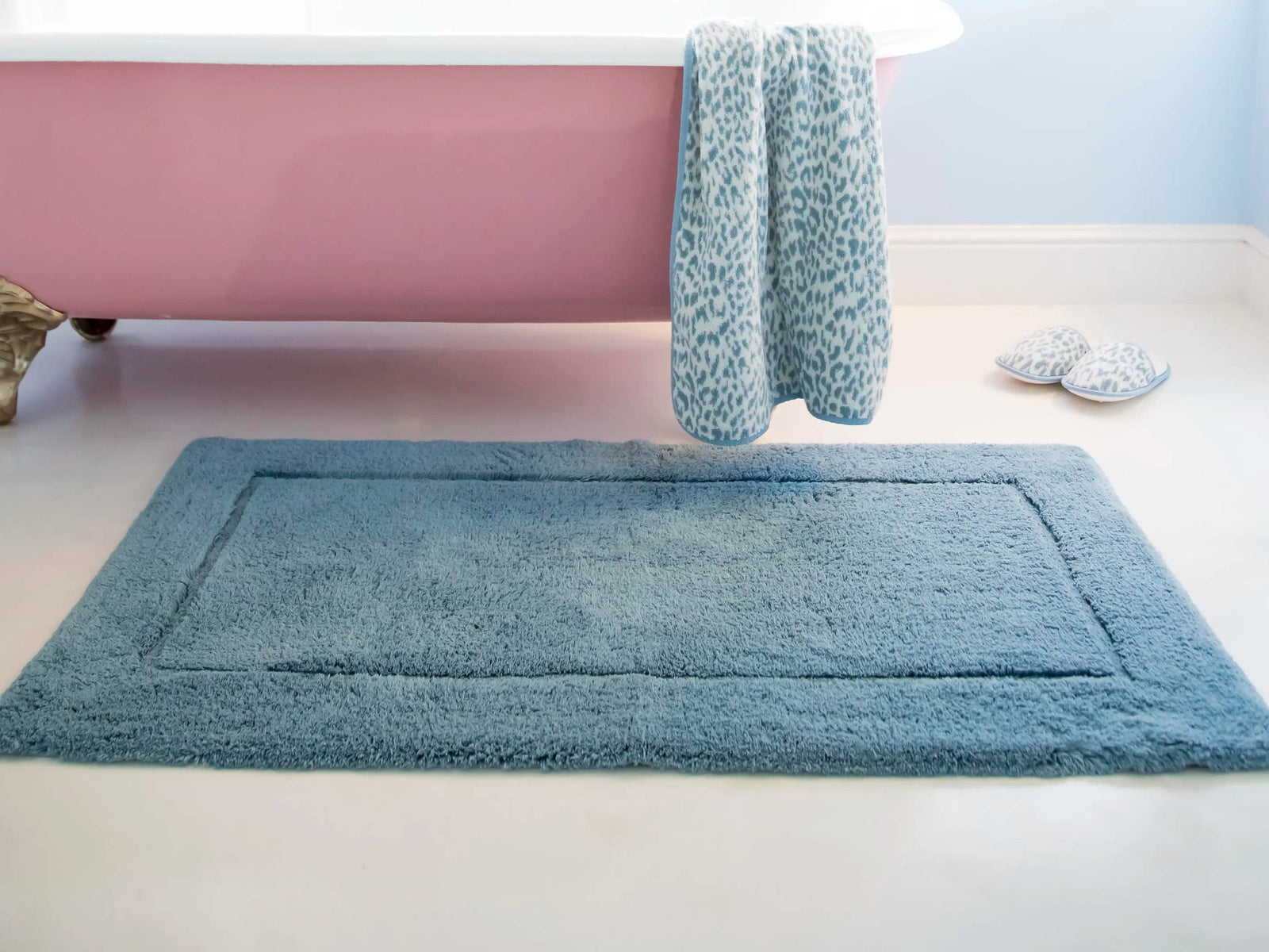 Non-Slip Bath Mat, Beach Bathroom Rug for Showers (Multi-Colored, 32 x 20  Inches)