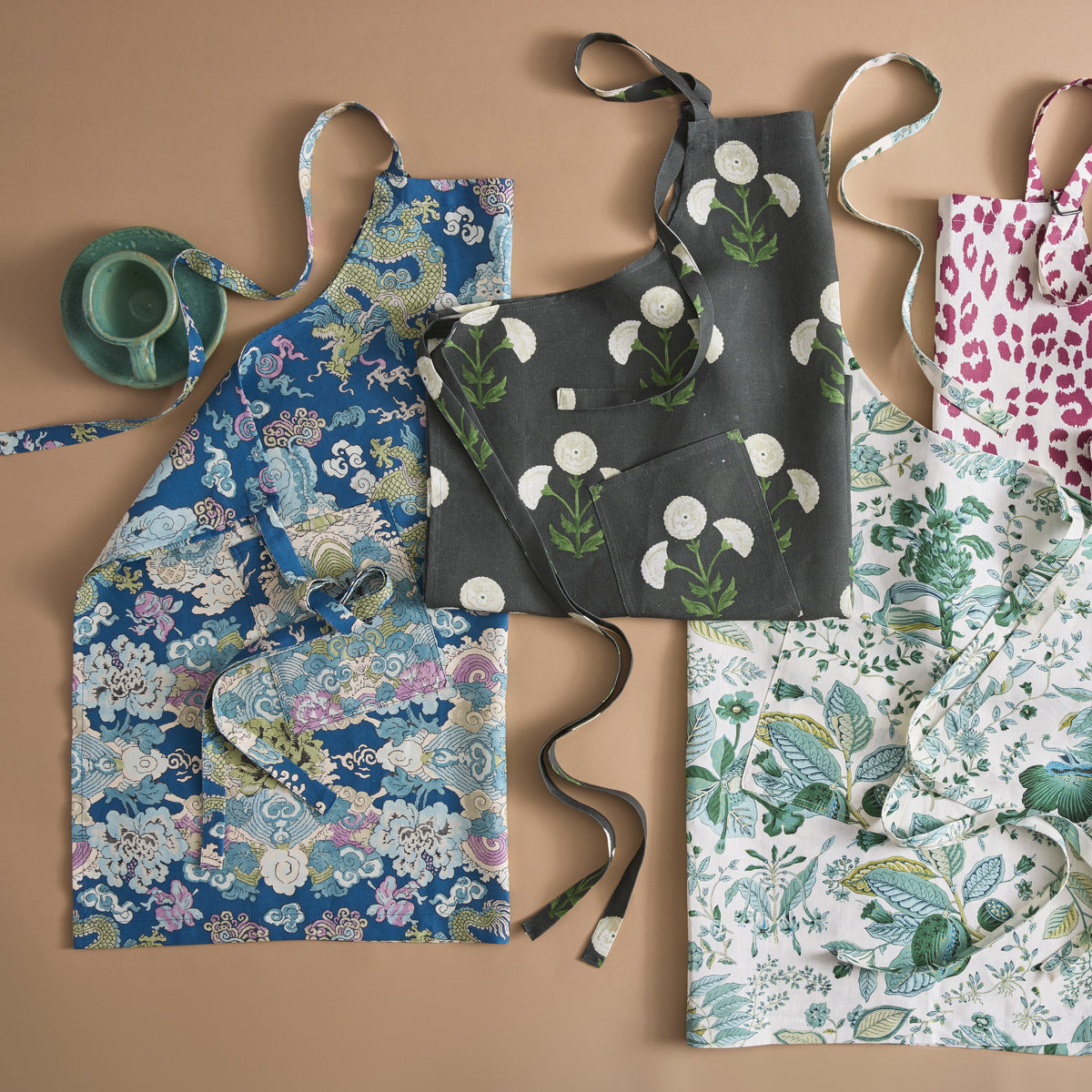 Matouk Schumacher Linen Apron – Pomegranate Emerald