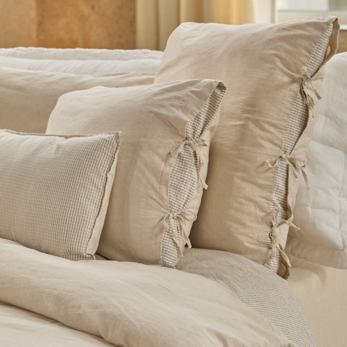 Tie-closure of Macadamia color BOVI Petra Bedding