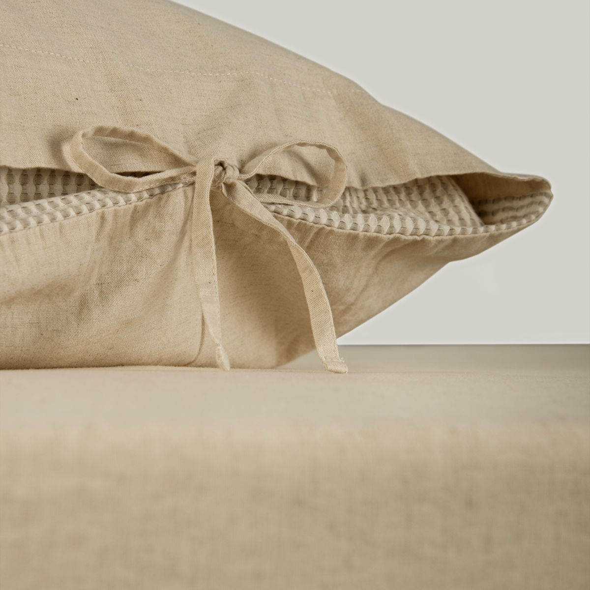 Tie-Closure detail of Macadamia color BOVI Petra Bedding