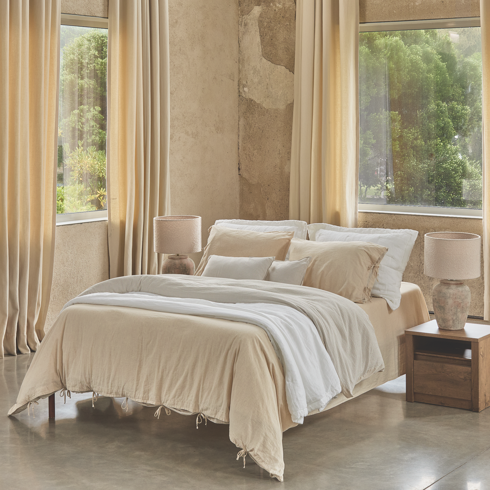 Natural Color Room with a bed in Macadamia BOVI Petra Bedding