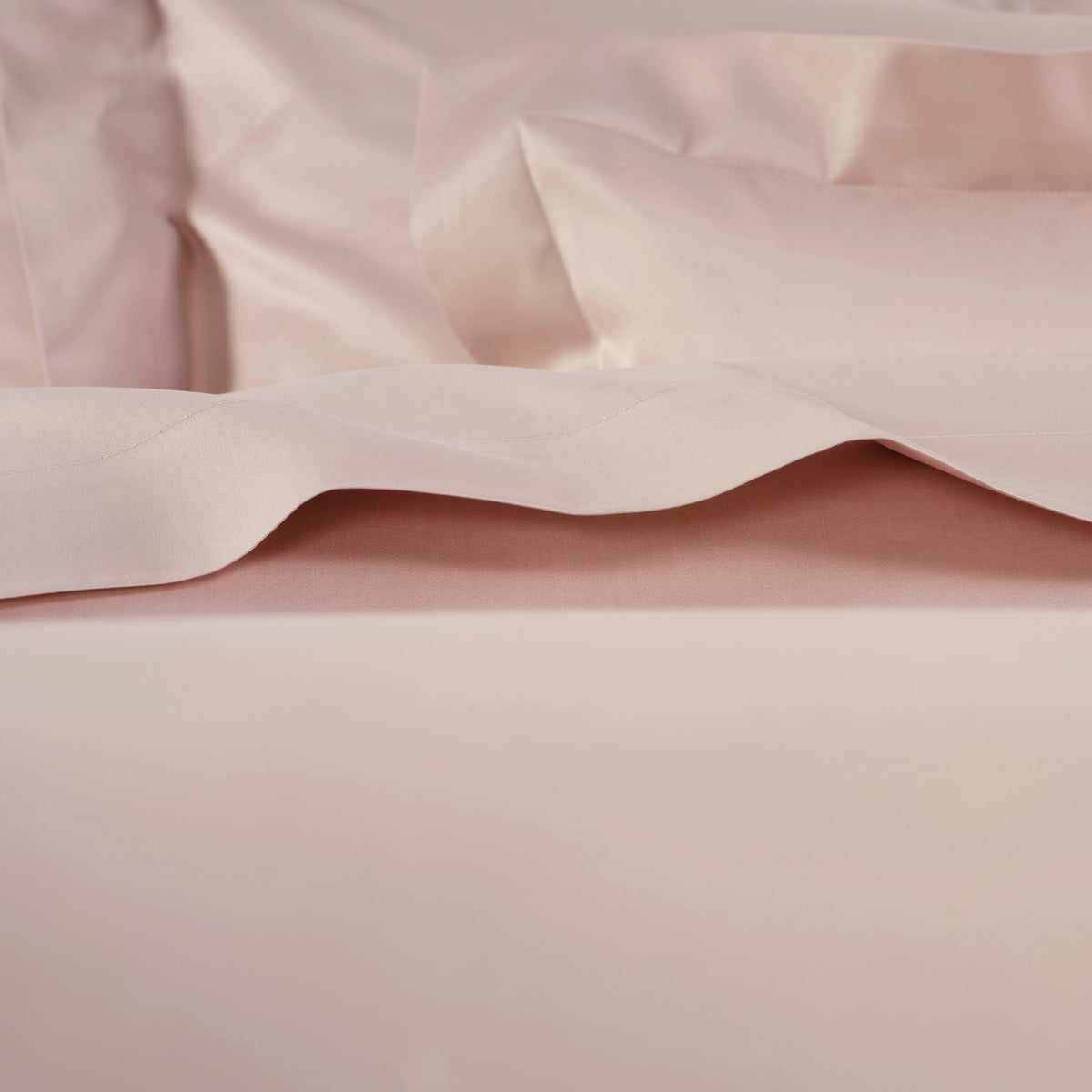 Lifestyle Closeup of Celso de Lemos Secret Bedding Nuage Rose Color