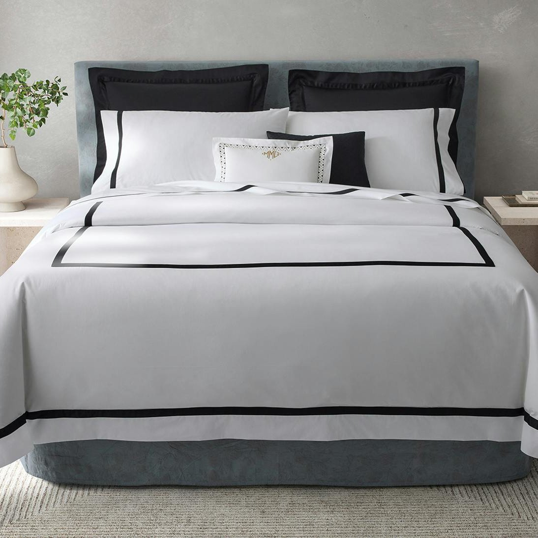 Matouk Lowell Black bed with Prado and Nocturne Shams