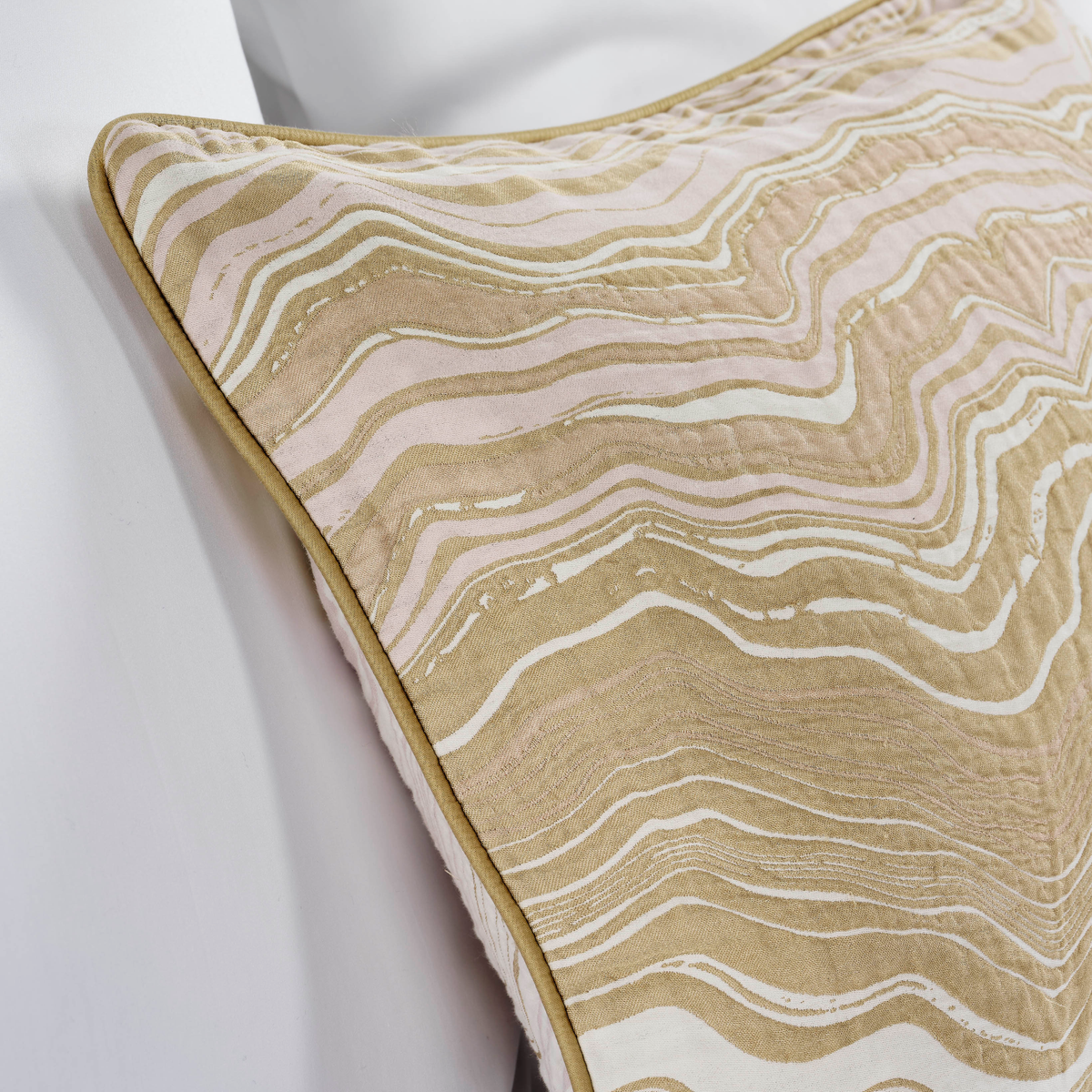 Celso de Lemos Ara Bedding Close Up Corner Pillow Elegant Design Nuage Rose