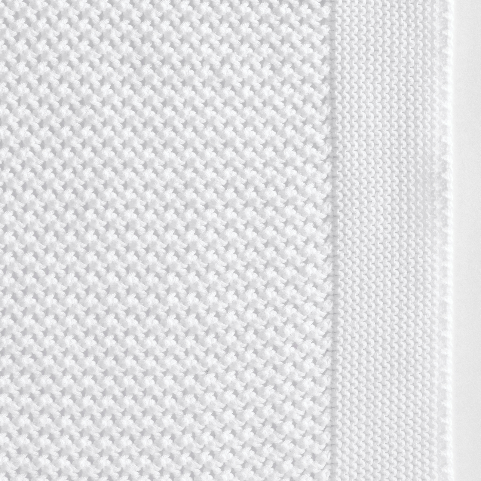 Celso de Lemos Balade Throw in White Color on a Bed