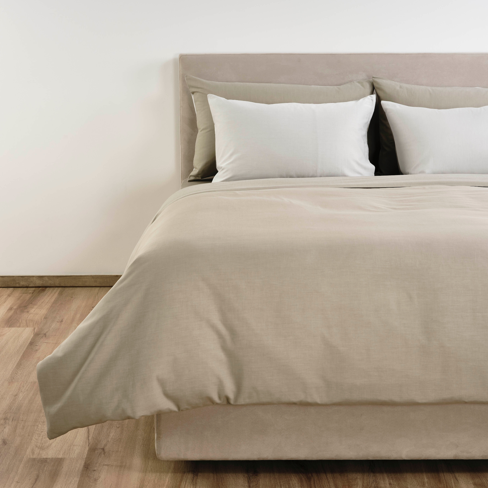 Full Bed in Celso de Lemos Calypso Bedding in Glacier Color