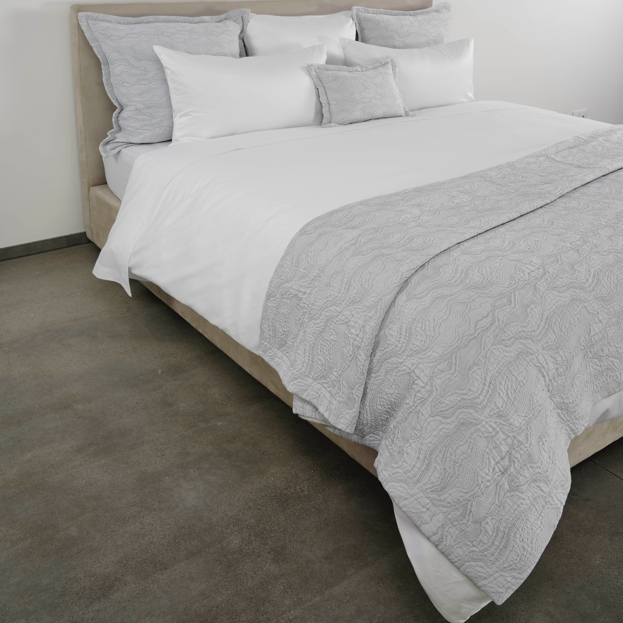 Celso de Lemos Perle Bedding Corner View Silver