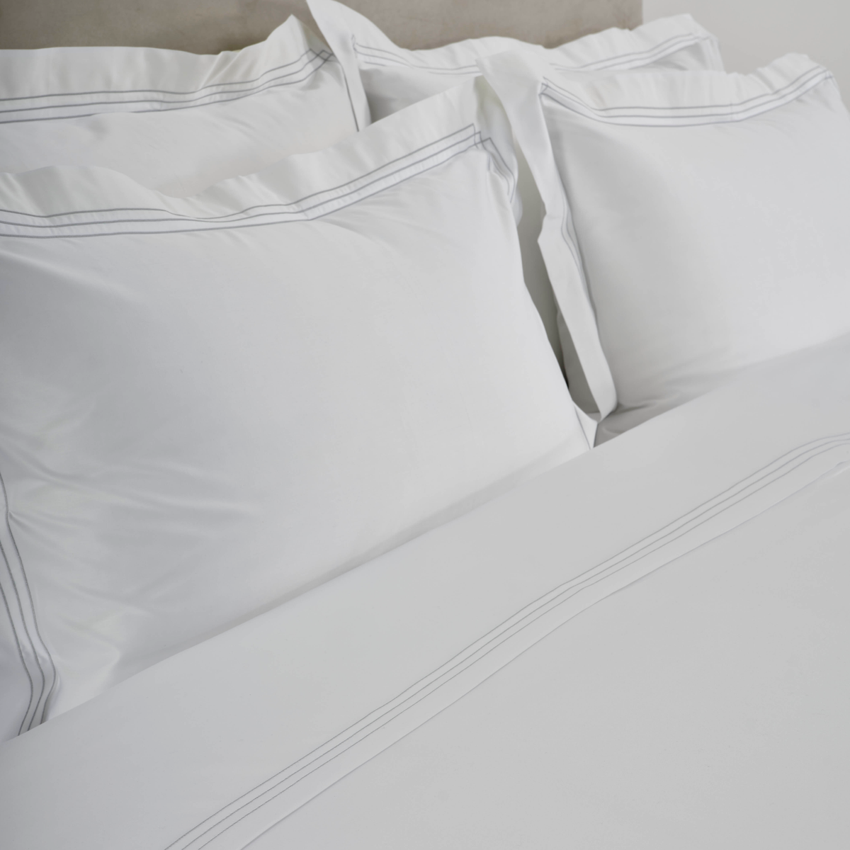 Pillowcases of Celso de Lemos Quadra Collection in Silver Color