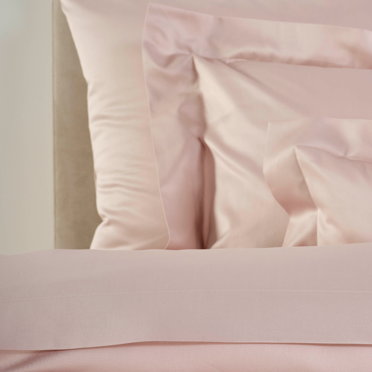 Closeup of Celso de Lemos Secret Bedding Fine Linen Nuage Rose Color