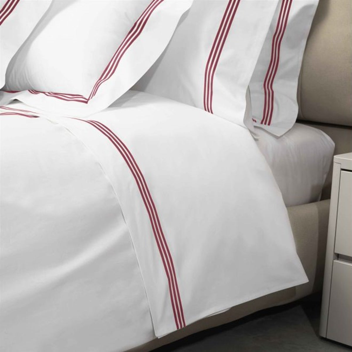 Closeup View of Signoria Platinum Percale Bedding in White/Cardinale Red Color