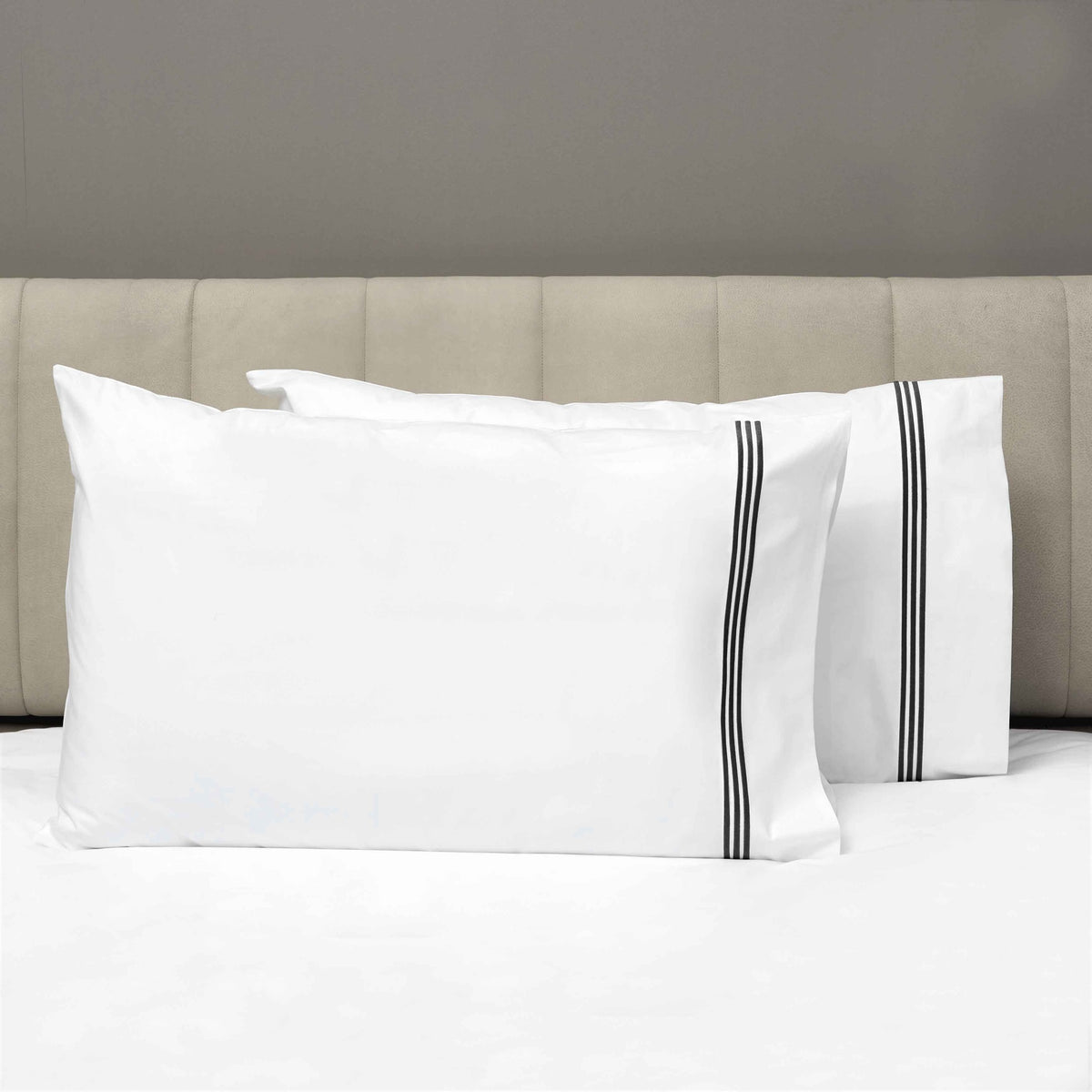 Pair of Pillowcases of Signoria Platinum Percale Bedding in White/Black Color