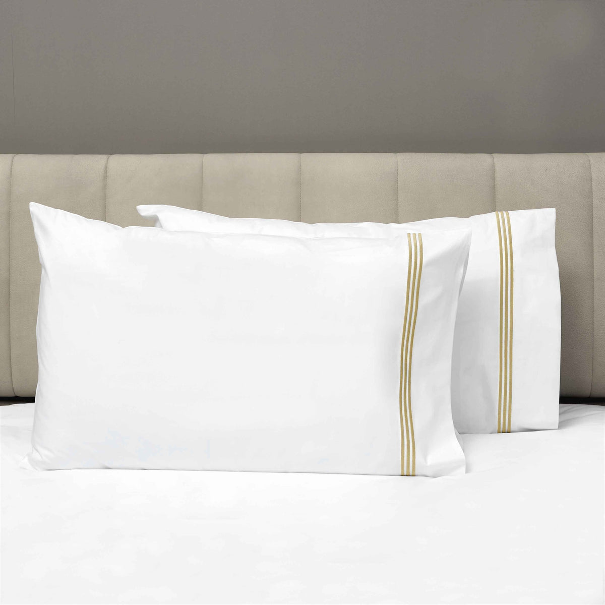 Pair of Pillowcases of Signoria Platinum Percale Bedding in White/Caramel Color