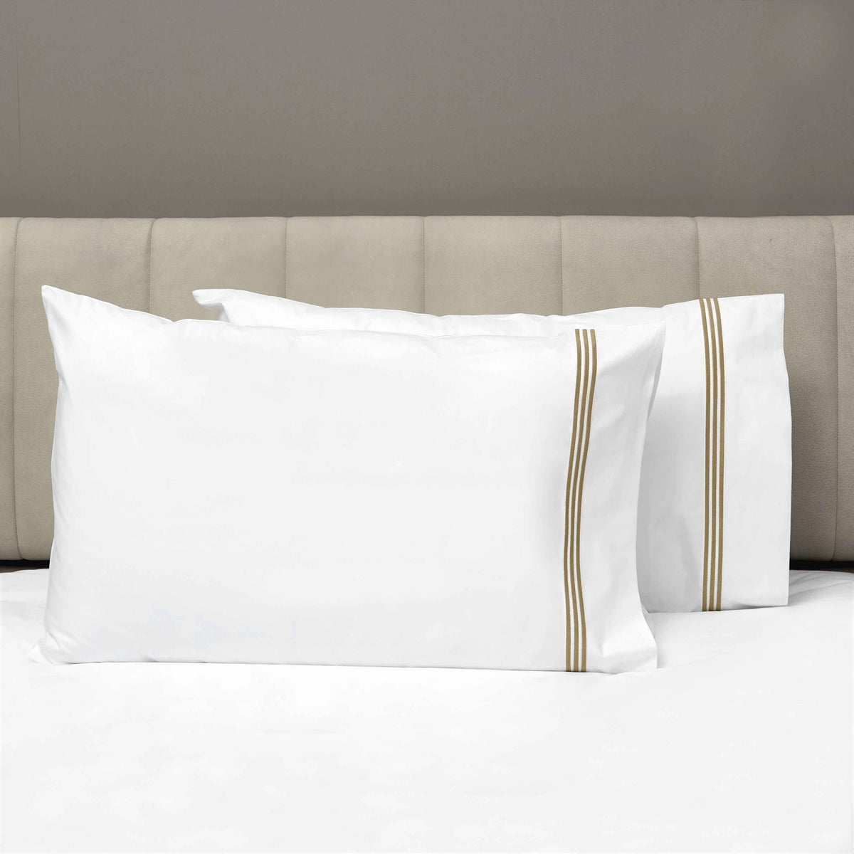 Pair of Pillowcases of Signoria Platinum Percale Bedding in White/Coffee Color