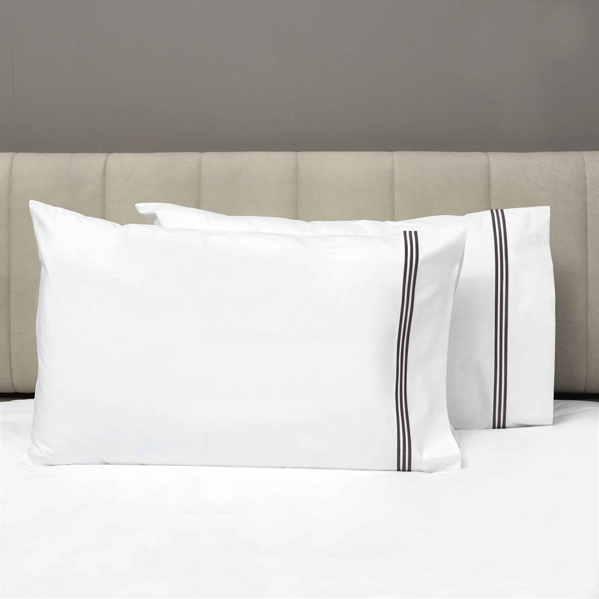 Pair of Pillowcases of Signoria Platinum Percale Bedding in White/Espresso Color