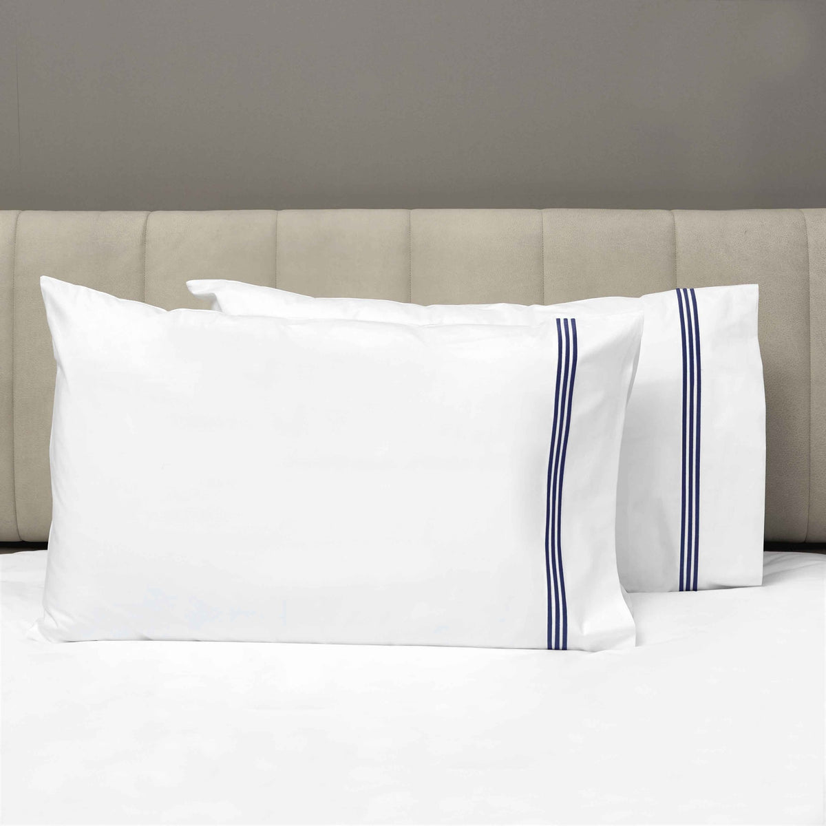 Pair of Pillowcases of Signoria Platinum Percale Bedding in White/Midnight Blue Color