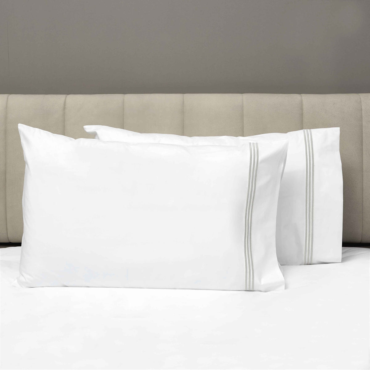Pair of Pillowcases of Signoria Platinum Percale Bedding in White/Pearl Color
