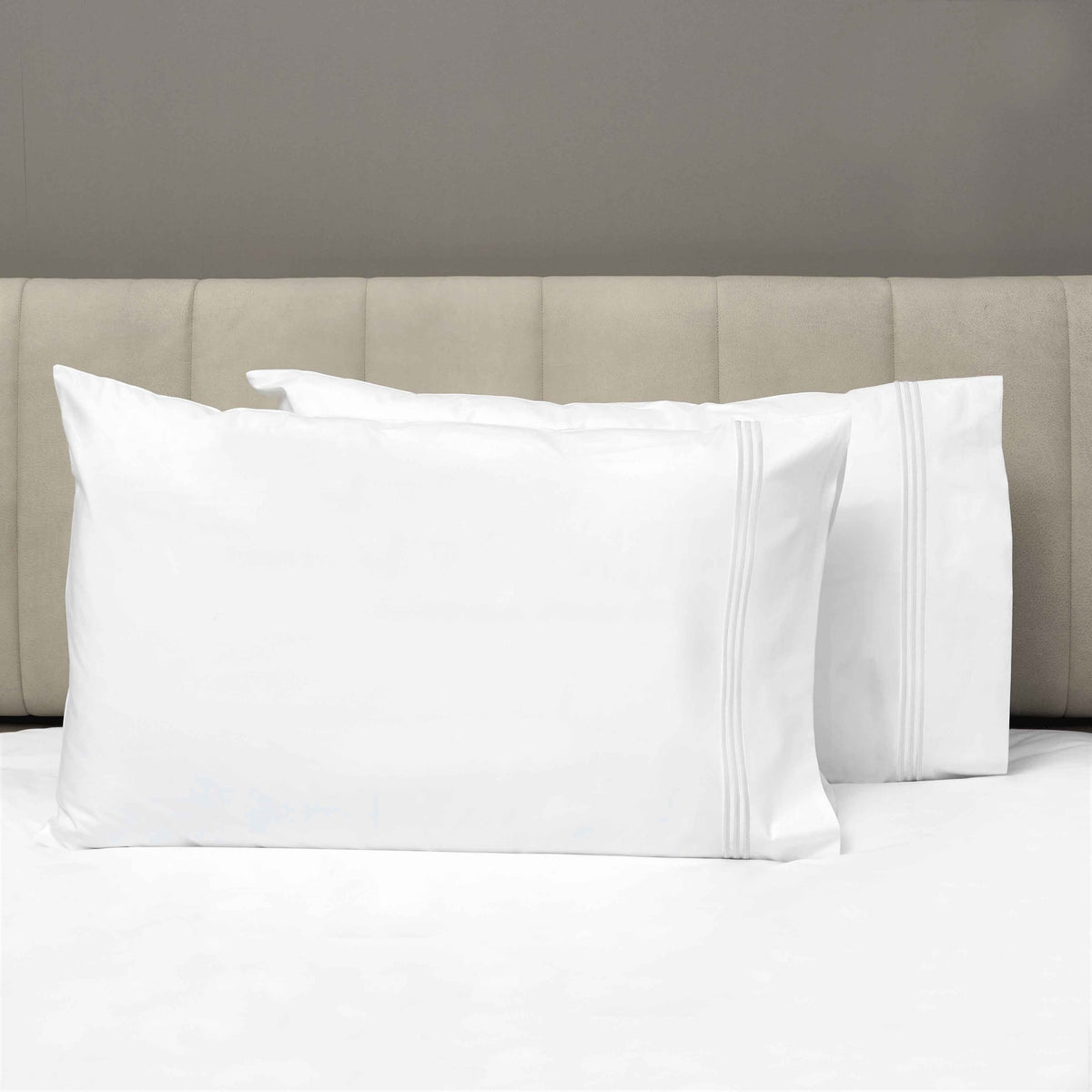 Pair of Pillowcases of Signoria Platinum Percale Bedding in White/White Color