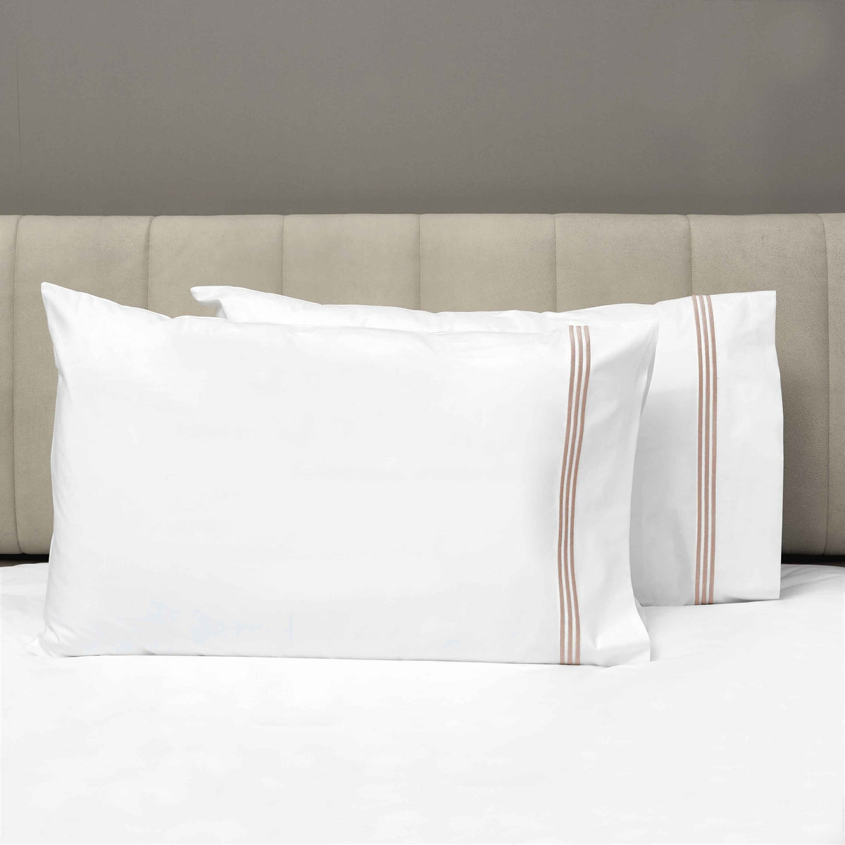 Pair of Pillowcases of Signoria Platinum Percale Bedding in White/Antique Rose Color