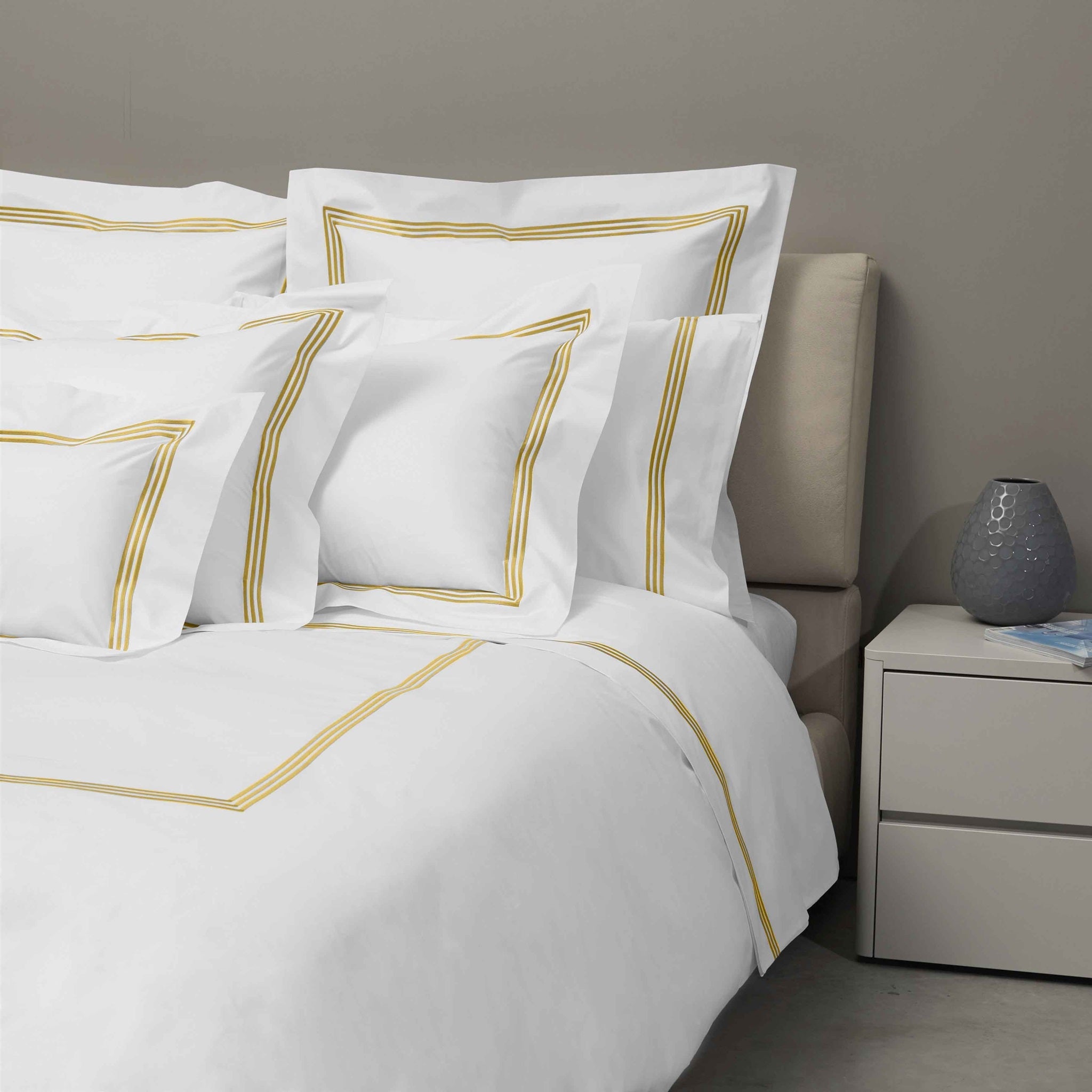 Signoria Platinum Percale Bedding in White and Gold