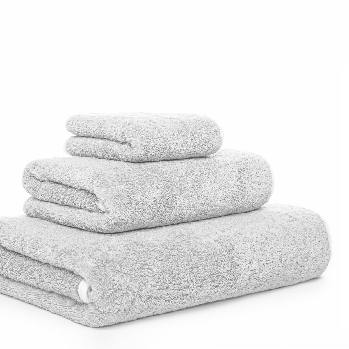 Corner View of Graccioza Bicolore Bath Towels in Cloud and White