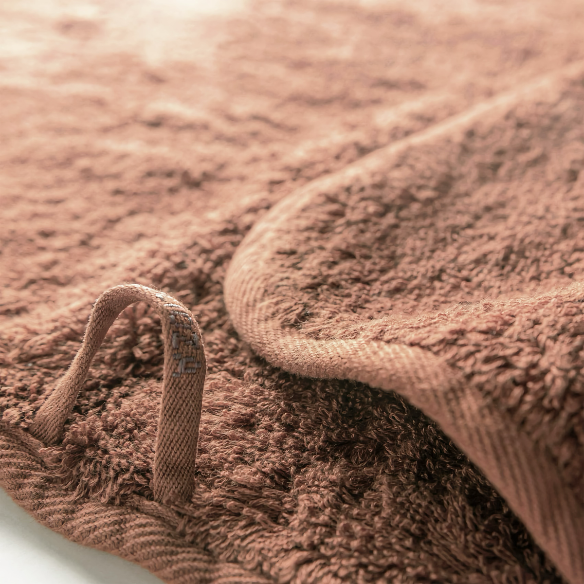 Hanging Loop of Graccioza Egoist Bath Towels in Earth color