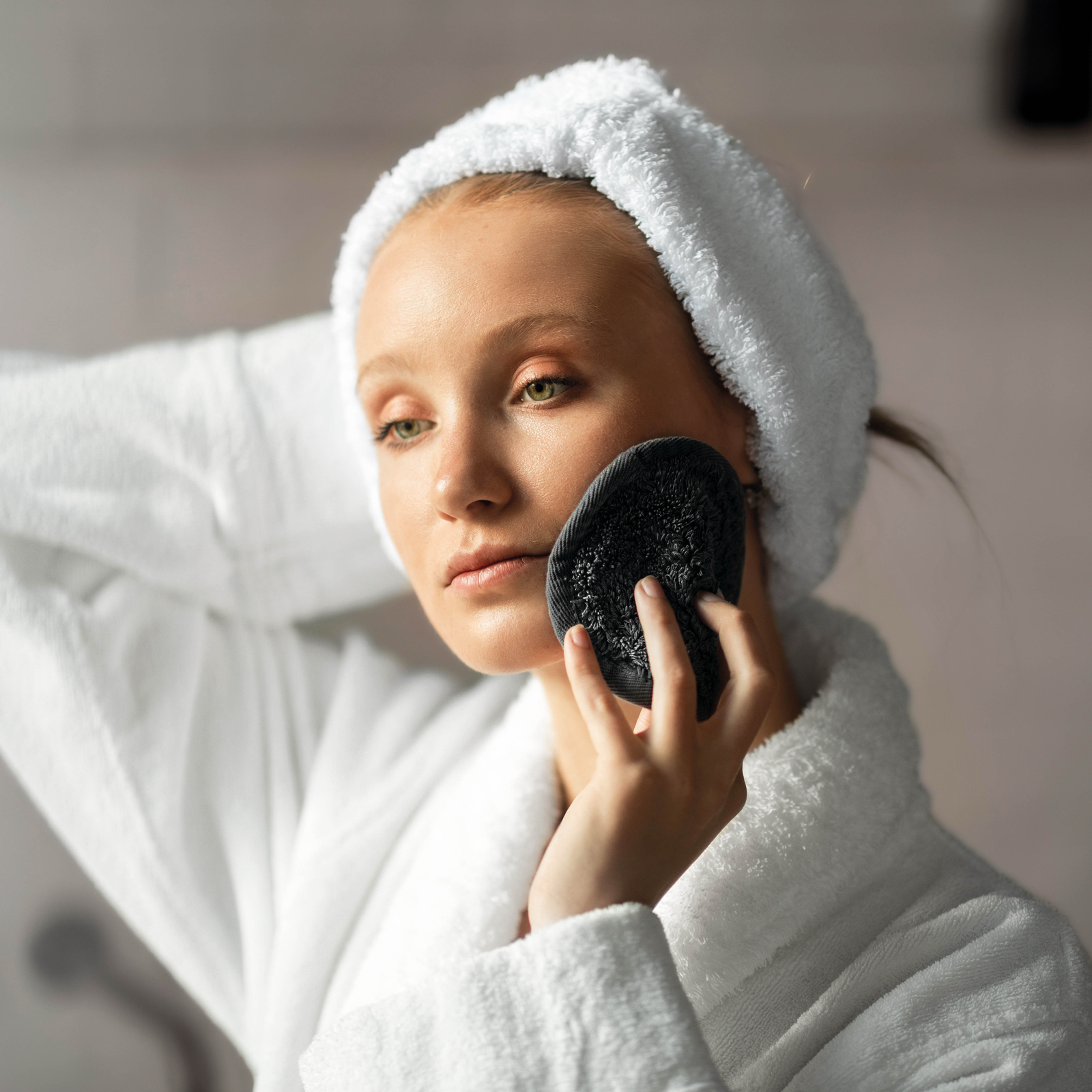 Woman wearing Graccioza Egoist Headband in White