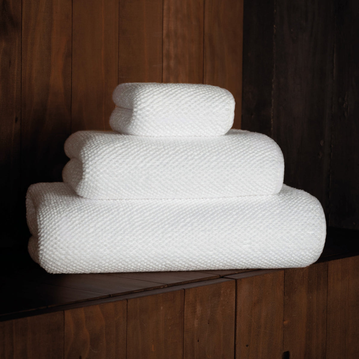 Folded Graccioza Pearls Bath Towels in White Color