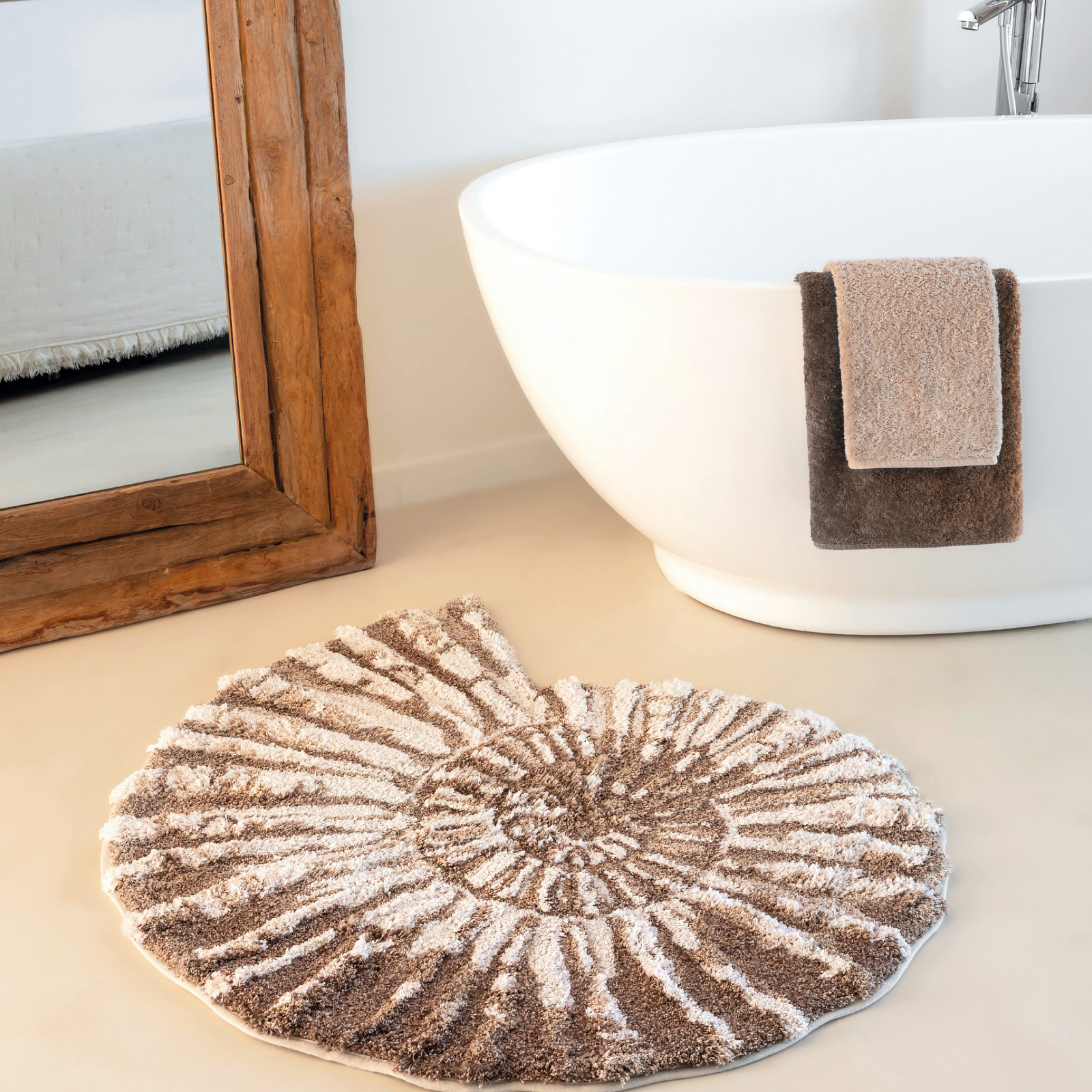 Graccioza Shell Bath Rug on bathroom floor
