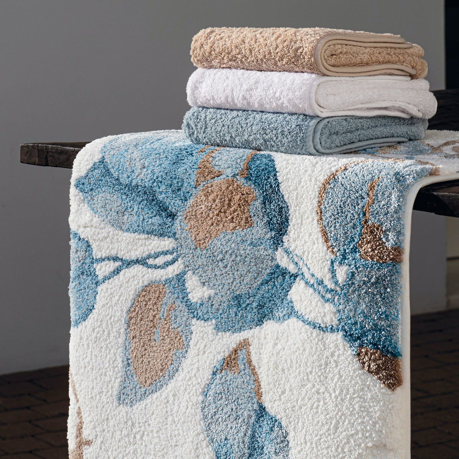 Graccioza Suave Bath Rug with Egoist bath towels