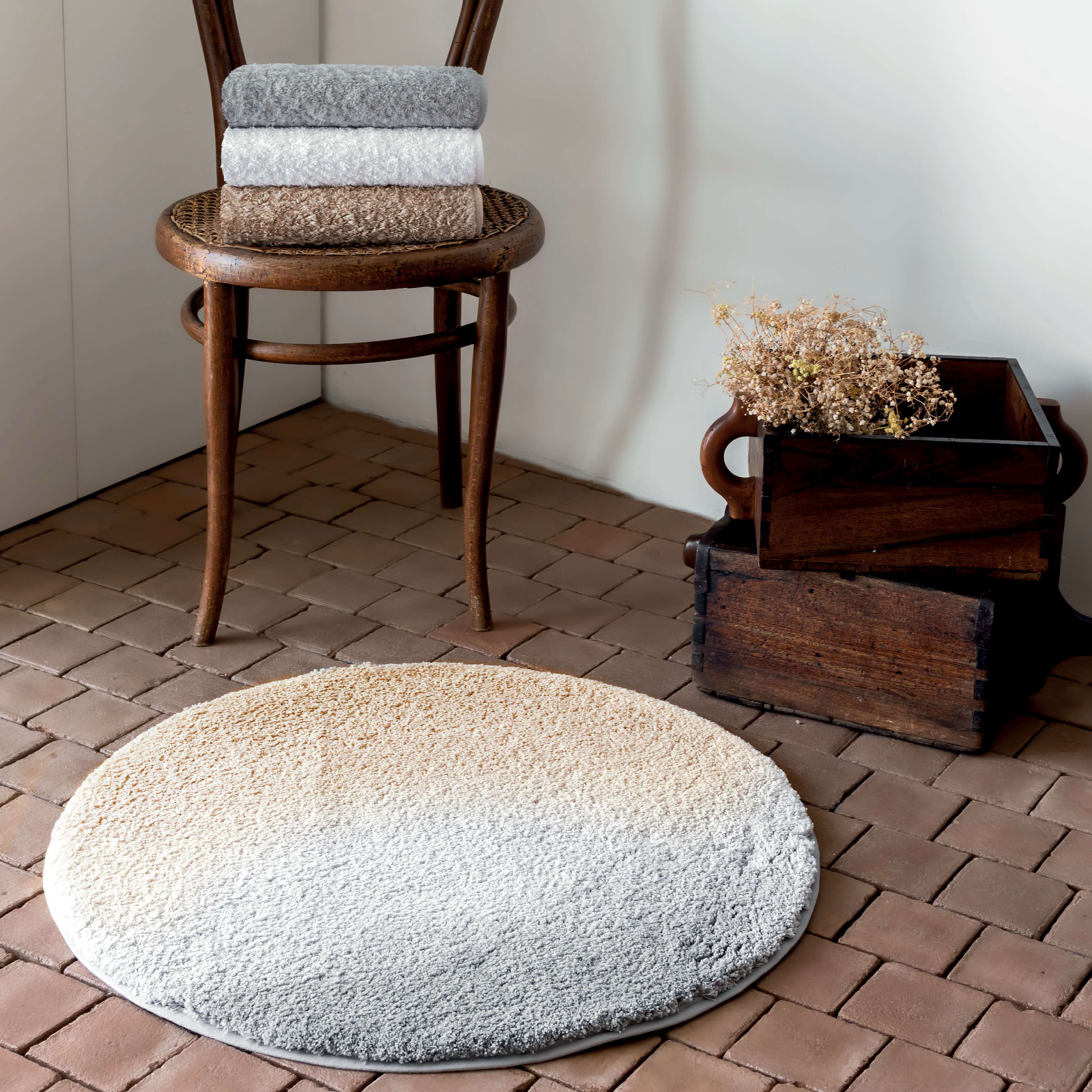 Graccioza Sunrise Bath Rug with Egoist bath towels