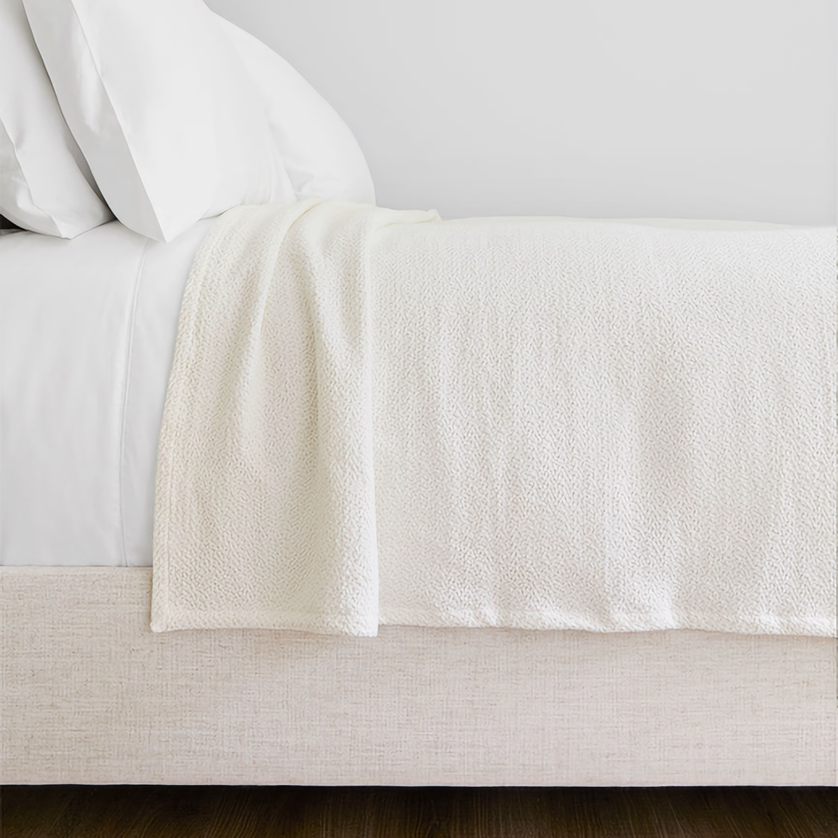 Bed with Lands Downunder Hunter Cotton Blanket in Off-White Color