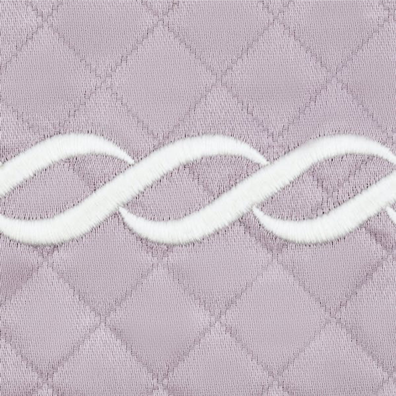 Full View of Matouk Classic Chain Scallop Matelassé Bedding Black/Bone with Deep Lilac/Bone Swatch