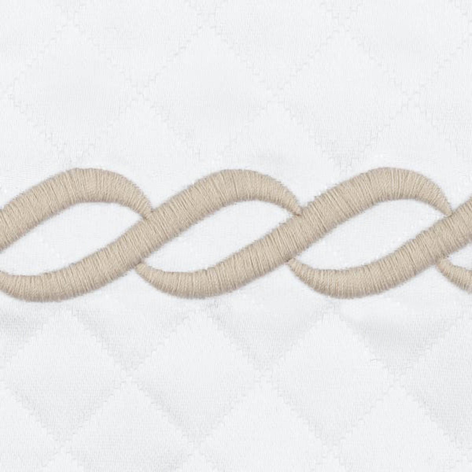 Full View of Matouk Classic Chain Scallop Matelassé Bedding Black/Bone with Dune Swatch