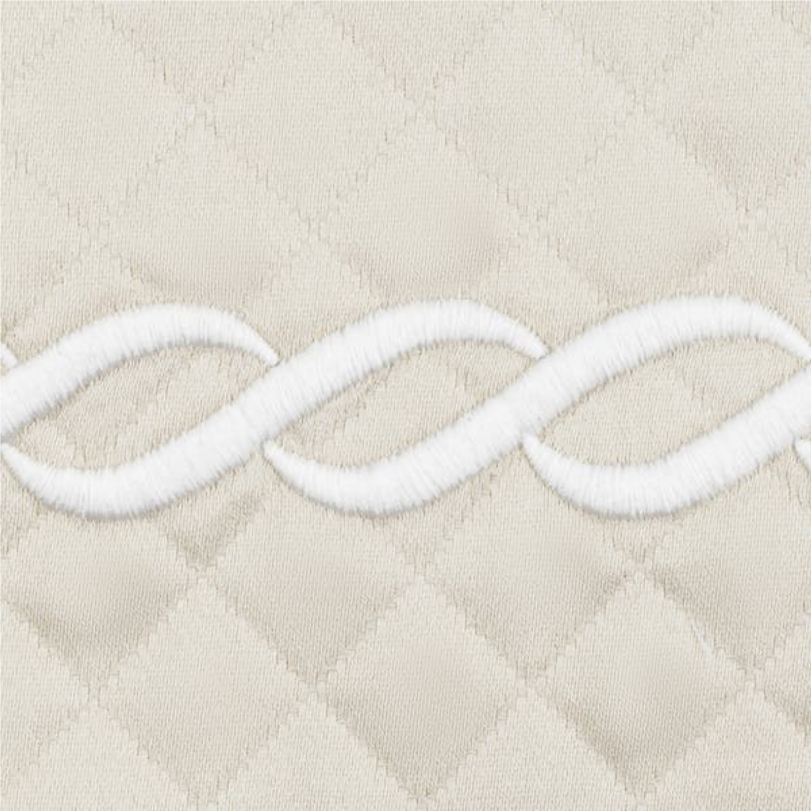 Full View of Matouk Classic Chain Scallop Matelassé Bedding Black/Bone with Ivory/White Swatch