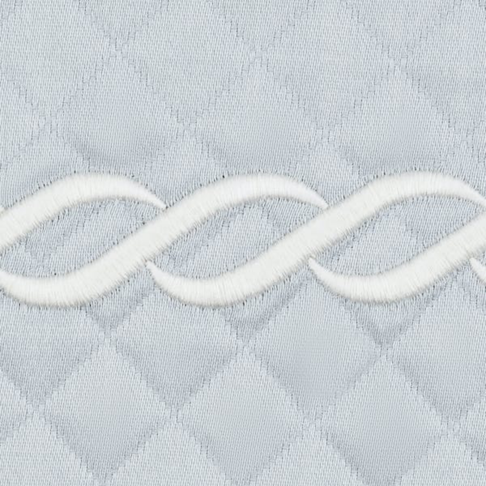 Full View of Matouk Classic Chain Scallop Matelassé Bedding Black/Bone with Pool/Bone Swatch