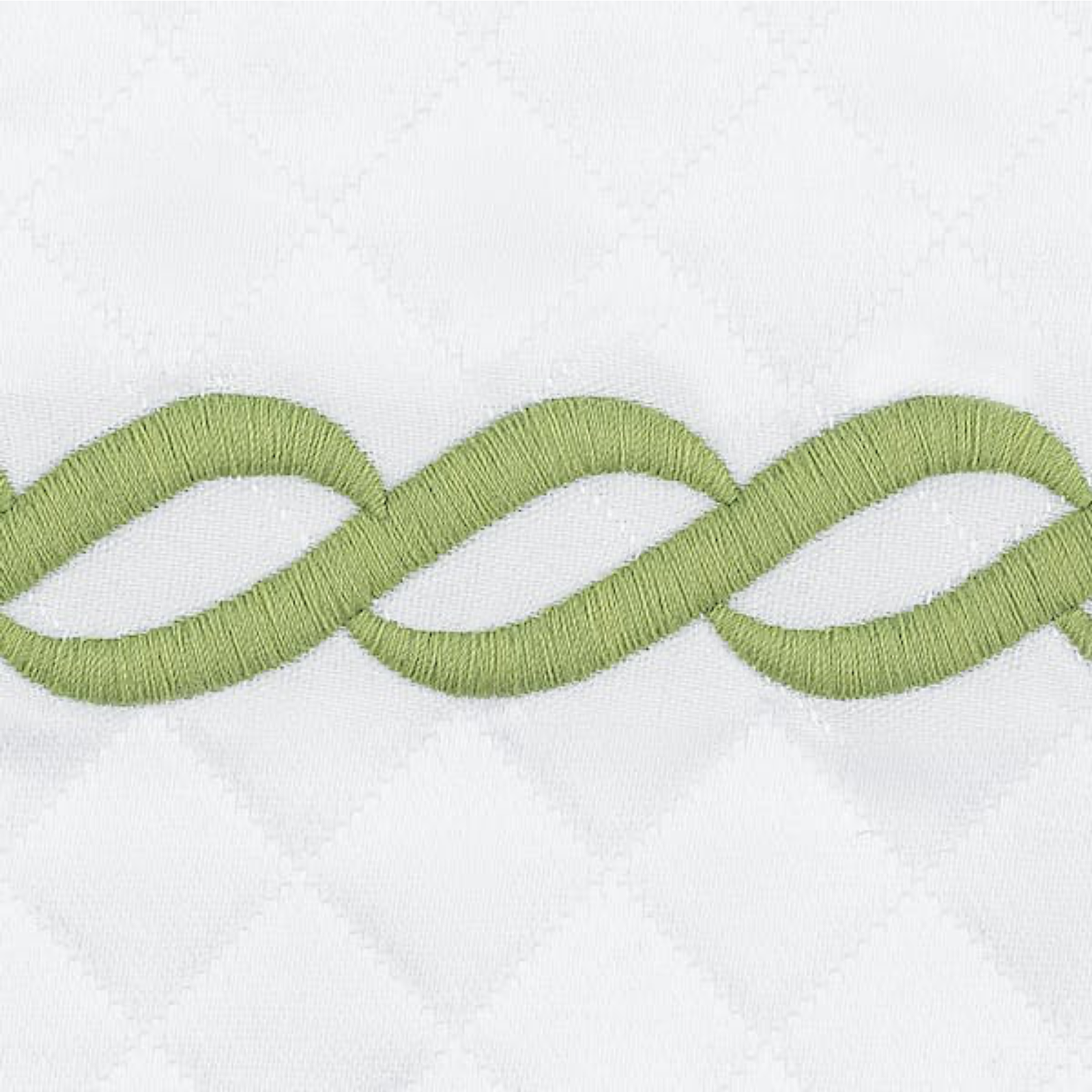 Full View of Matouk Classic Chain Scallop Matelassé Bedding Black/Bone with Spring Green Swatch