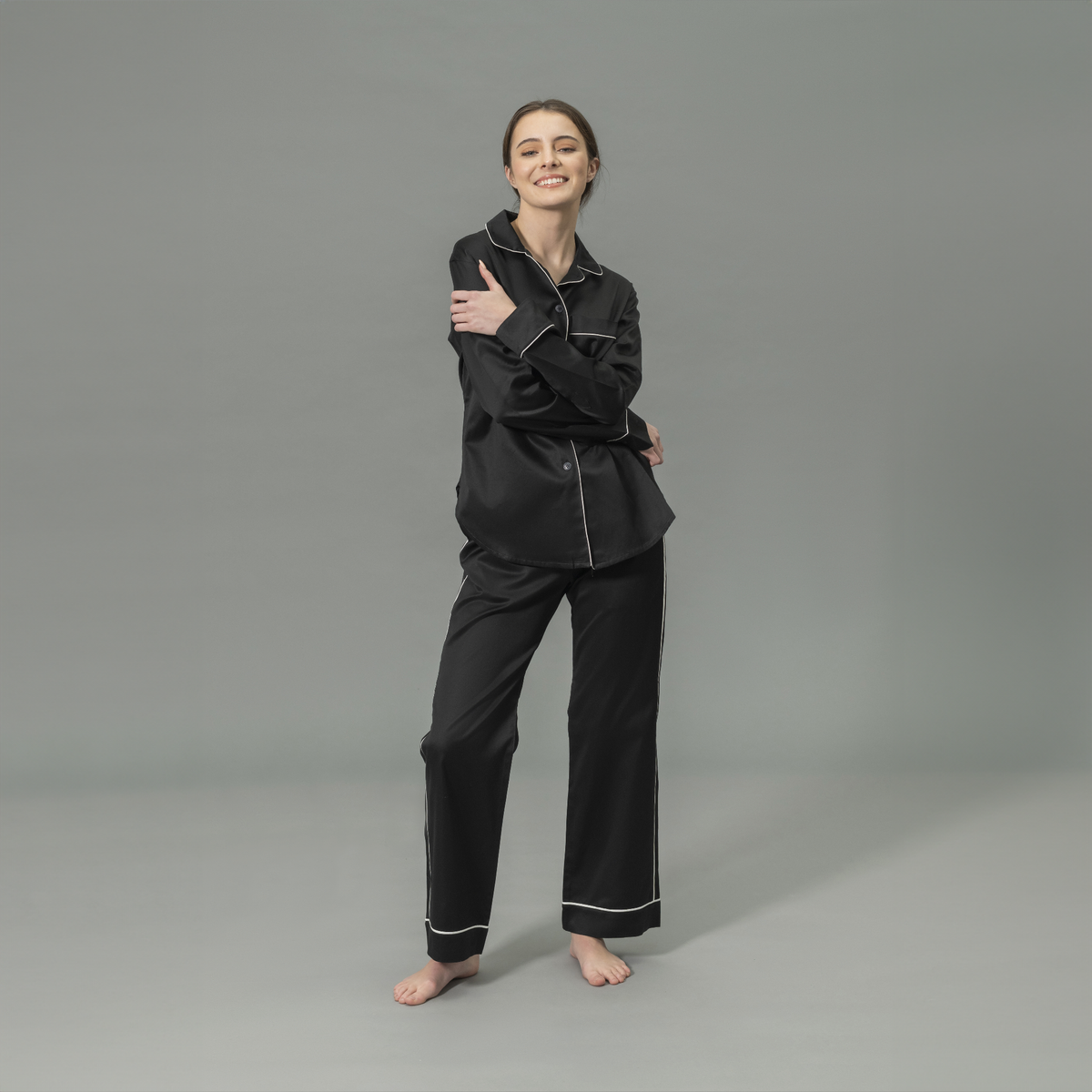 Front View of Model Wearing Matouk Nocturne Pajama Set in Color Black and Bone