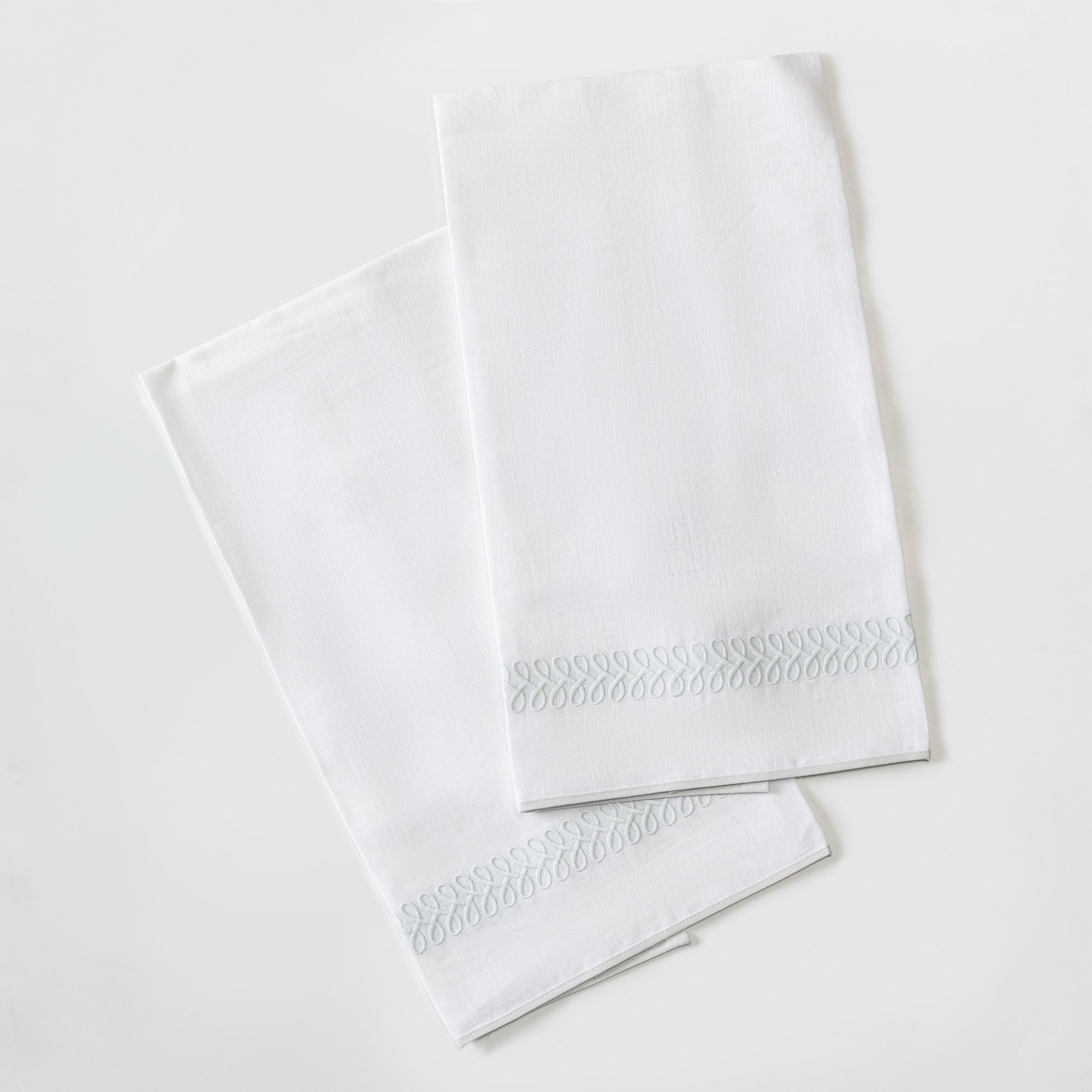 Matouk Schumacher Astor Braid Guest Towels in Silver