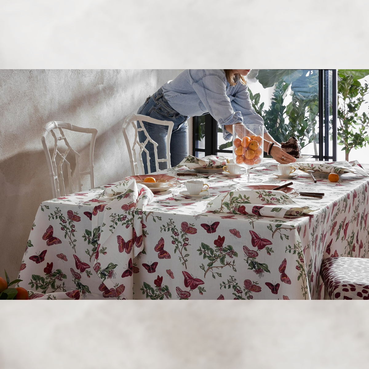 Model fixing Matouk Schumacher Baudin Butterfly Table Linens in Ruby