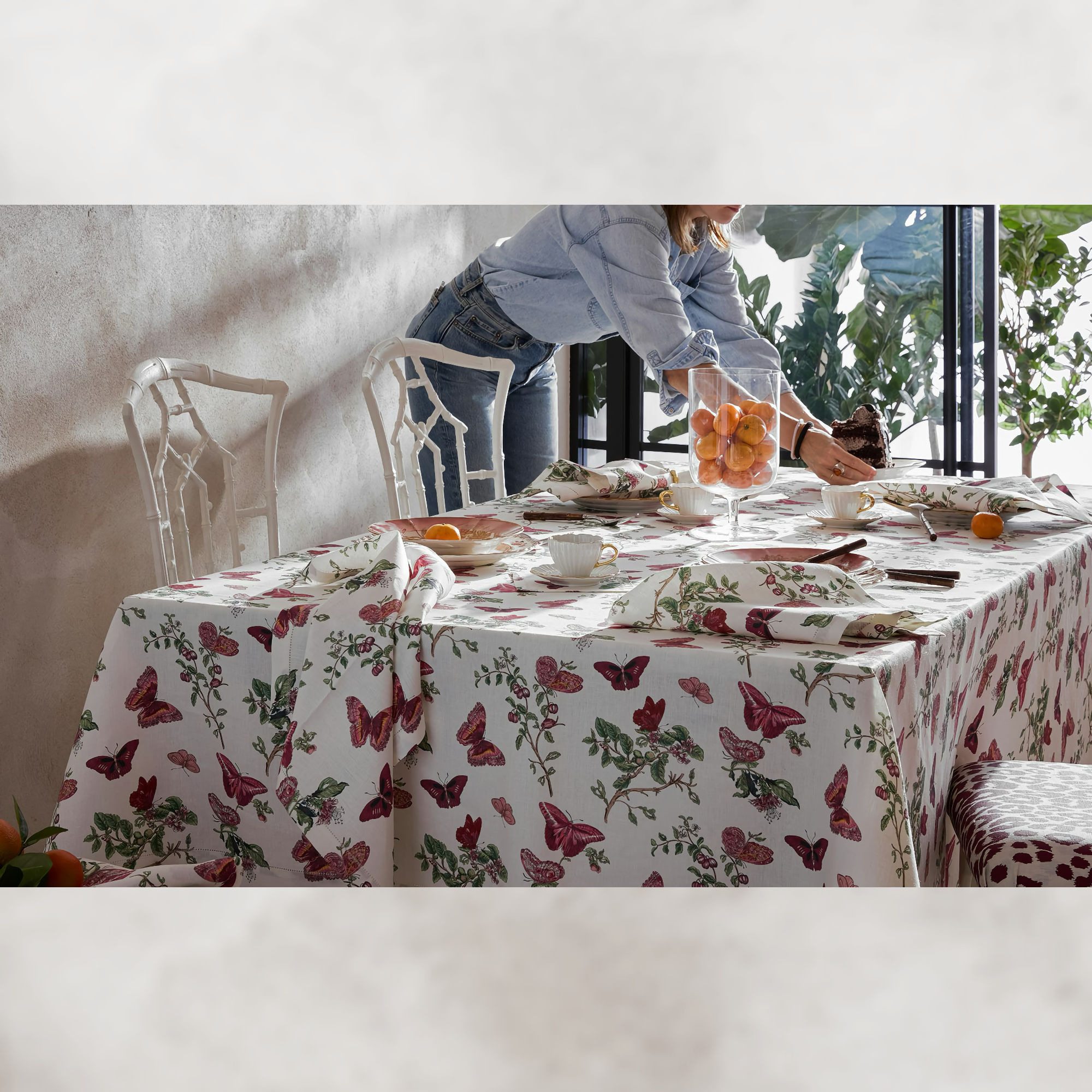 Model fixing Matouk Schumacher Baudin Butterfly Table Linens in Ruby