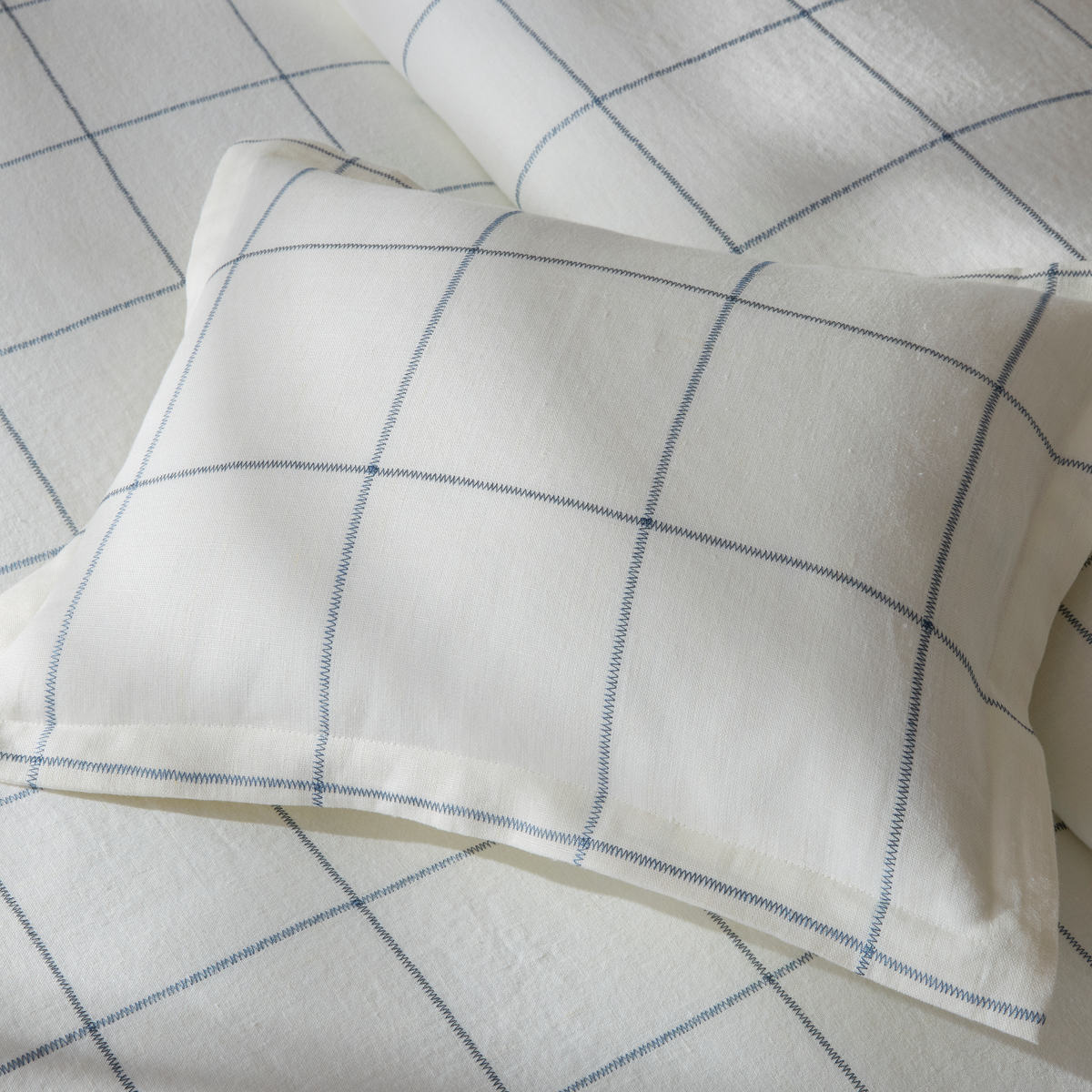 Detailed view of Matouk Schumacher Sebastian Bedding in Navy color