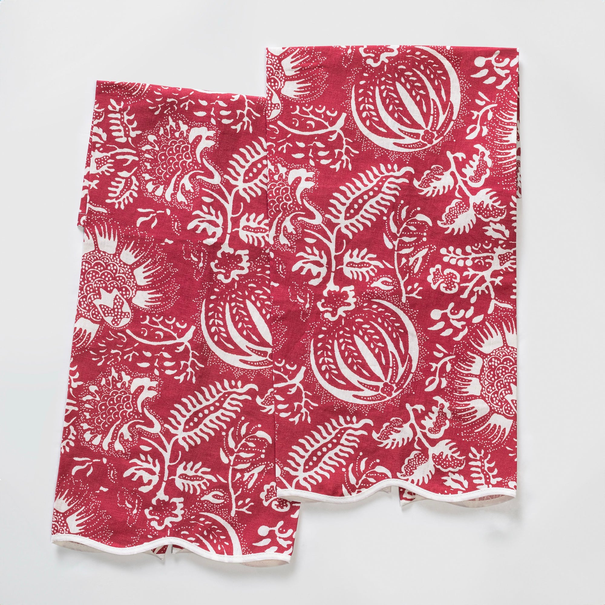 Matouk Schumacher Granada Guest Towels in Scarlet