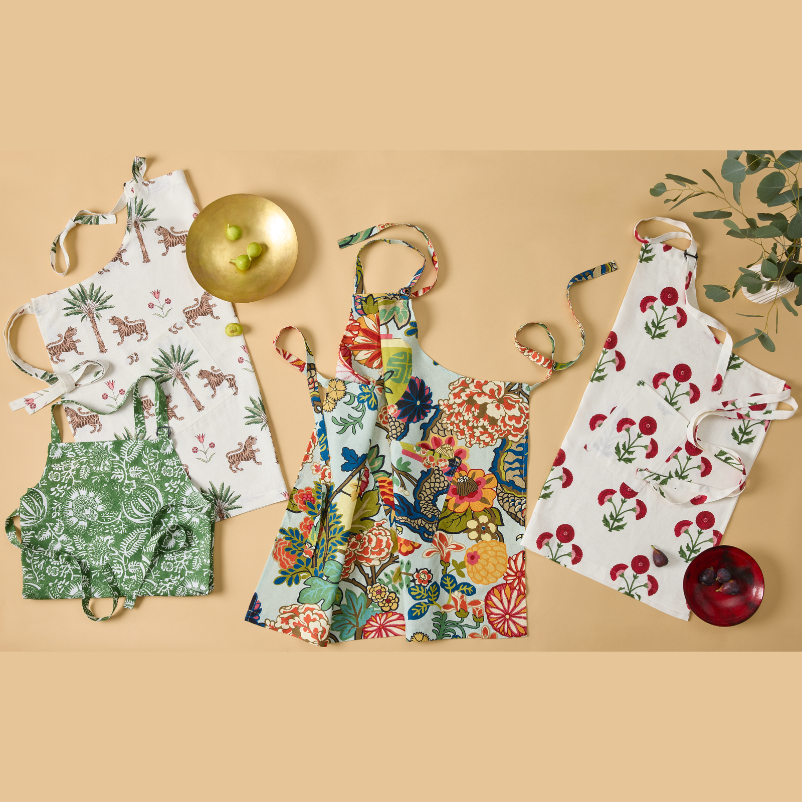 Matouk Schumacher Linen Apron in Granada Palm Pattern