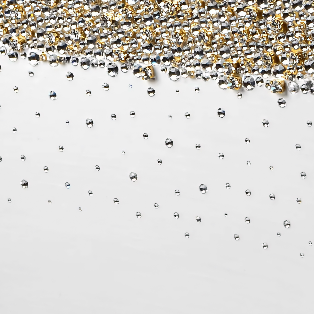 Close-up of Mike and Ally Duchess Bath Accessories in Pearl and Gold colors