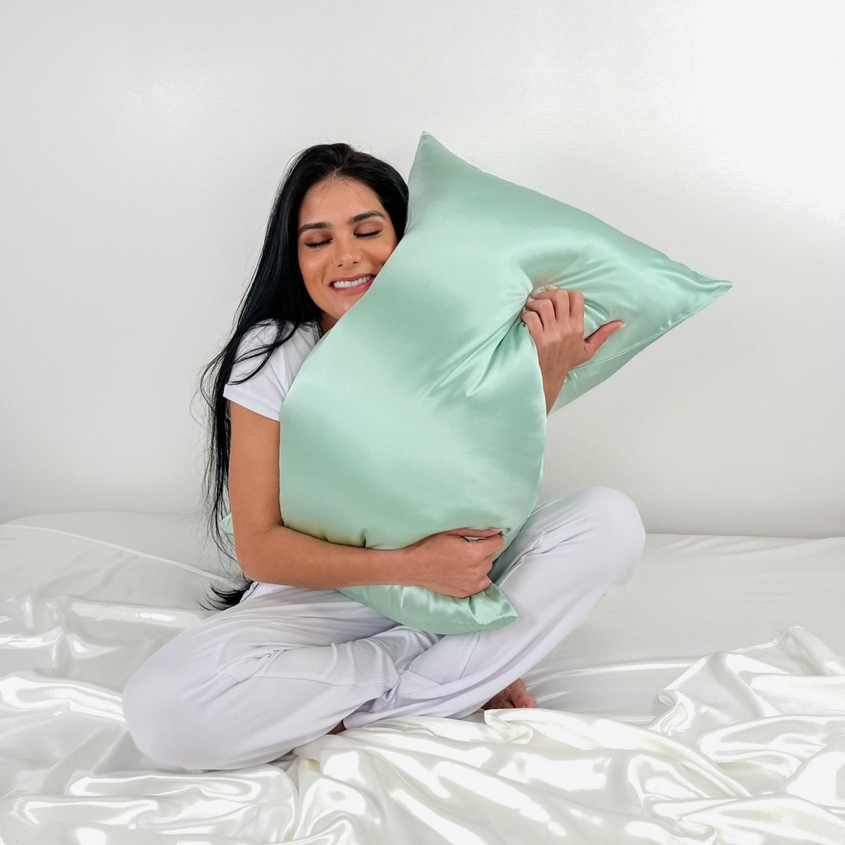 Breathable Mulberry Park Silks Deluxe 19 Momme Pure Silk Pillowcase in Green Color