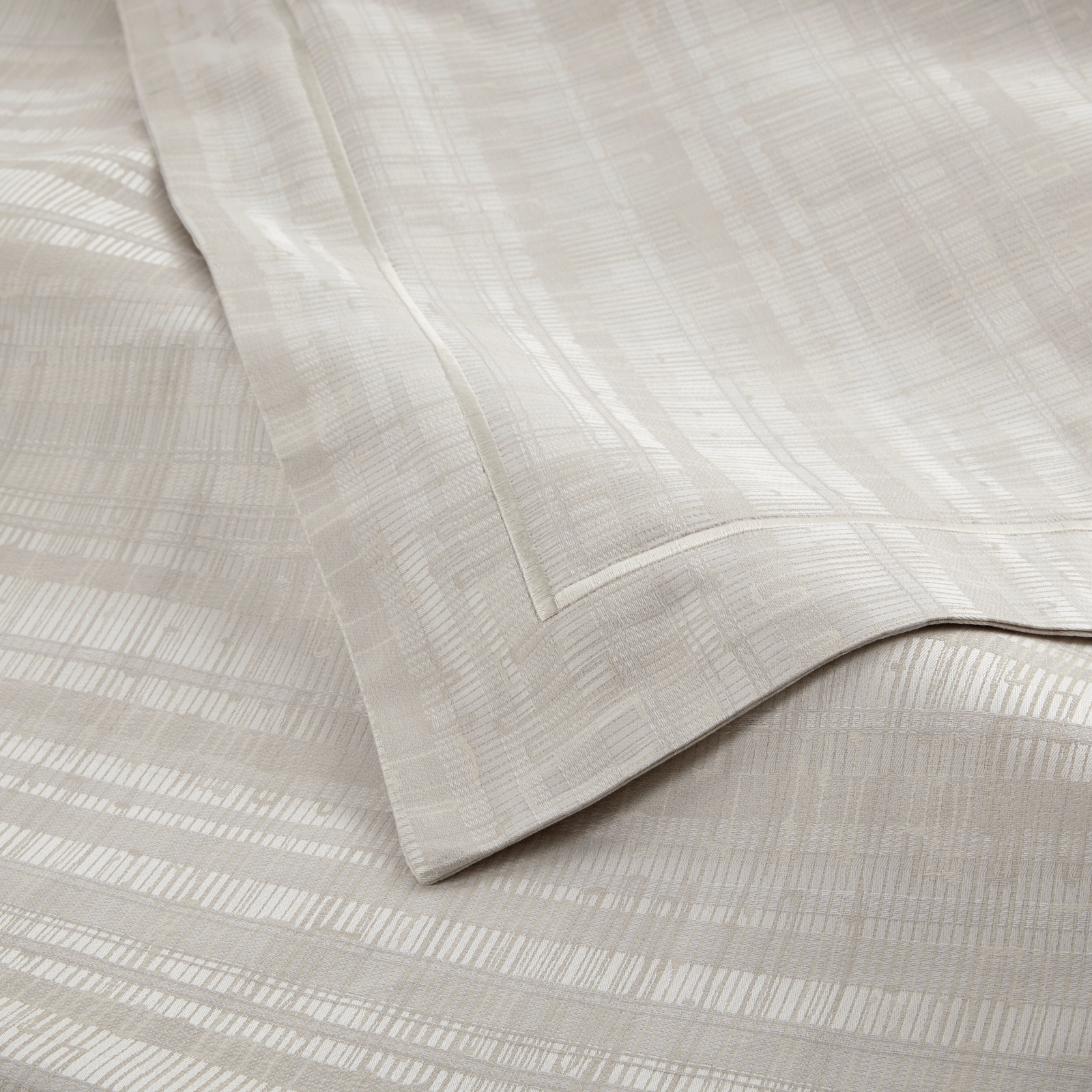 Complete Peacock Alley Biagio Bedding in Pearl