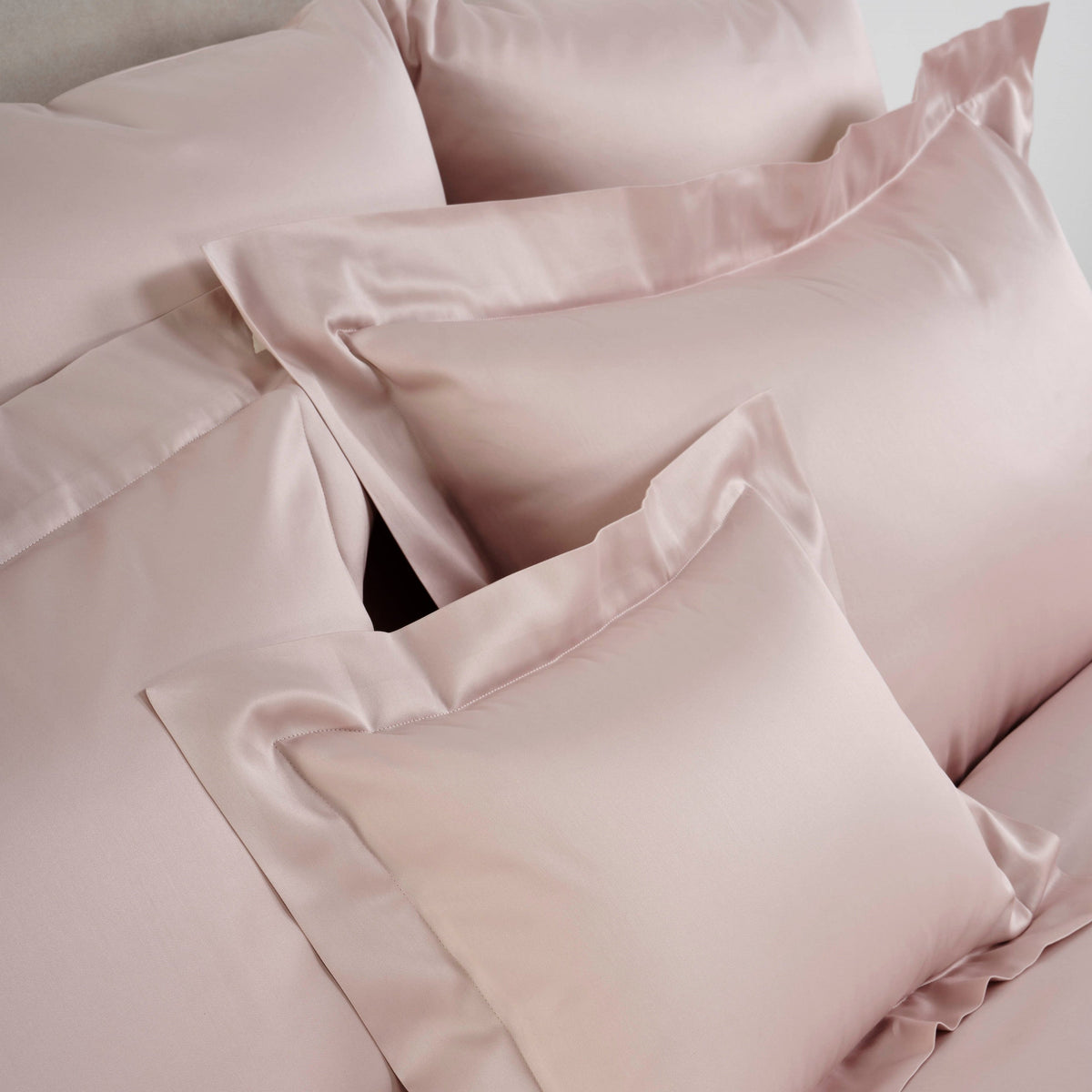 Pillowcases Sideview of Flanges of Celso de Lemos Secret Bedding Nuage Rose Color