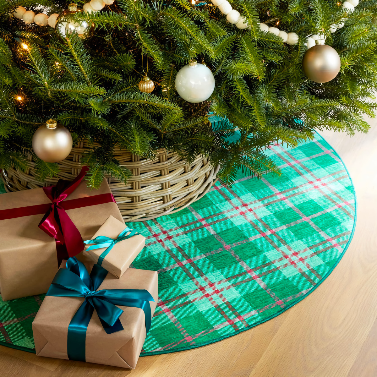 Christmas Tree on Round Pine Cone Hill Jolly Plaid Machine Washable Rug in Green Color