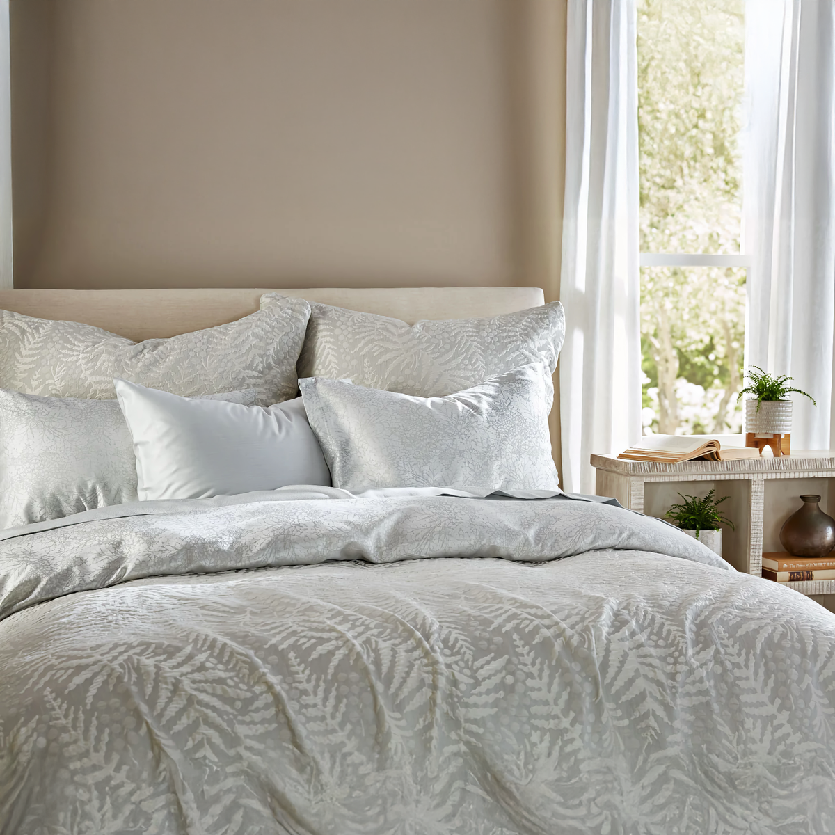 Filice Argento large decorative pillows & cover, Livenza Argento standard pillows and duvet cover. Gobi Argento top sheet. 