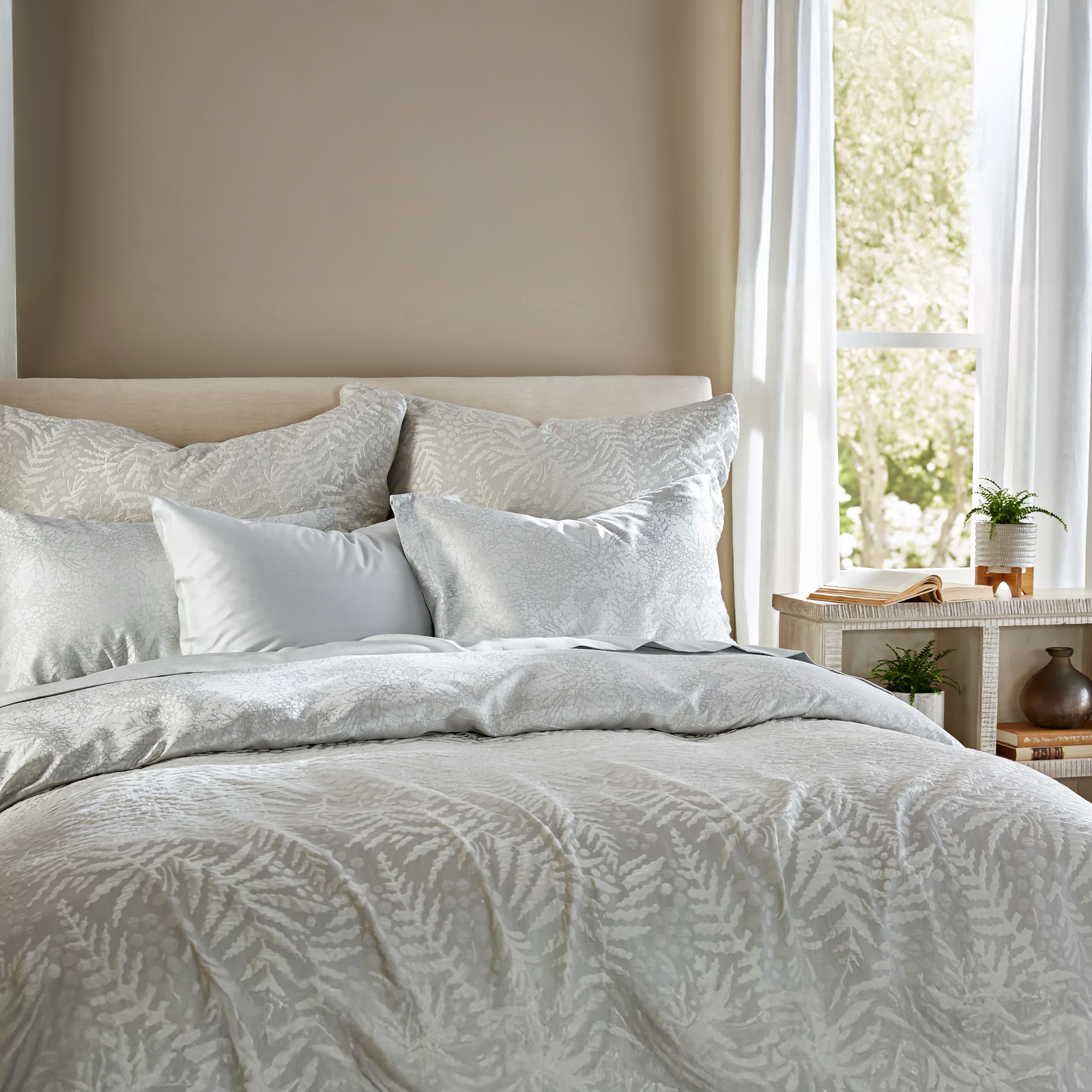 Filice Argento large decorative pillows & cover, Livenza Argento standard pillows and duvet cover. Gobi Argento top sheet. 
